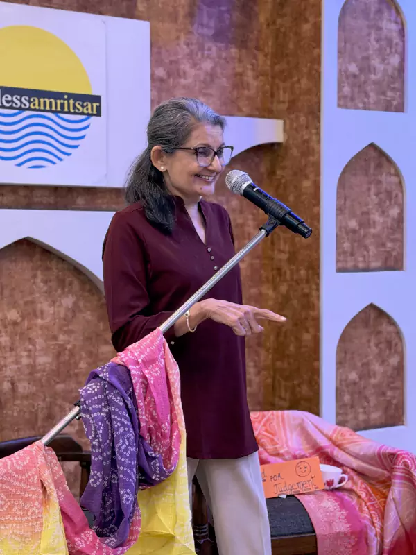 Woman performing her aunty-inspired narrative on stage at Siyahi’s Aunty Please event in Amritsar
