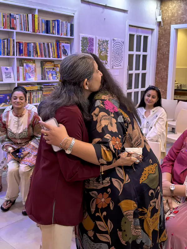 Saloni Poddar hugging a participant on stage at Siyahi’s Aunty Please women’s storytelling event in Amritsar