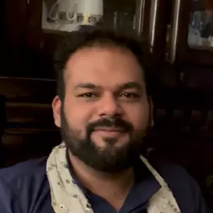 Portrait of Karan Arora, Writer and Poet who shared a testimonial for Siyahi Blog